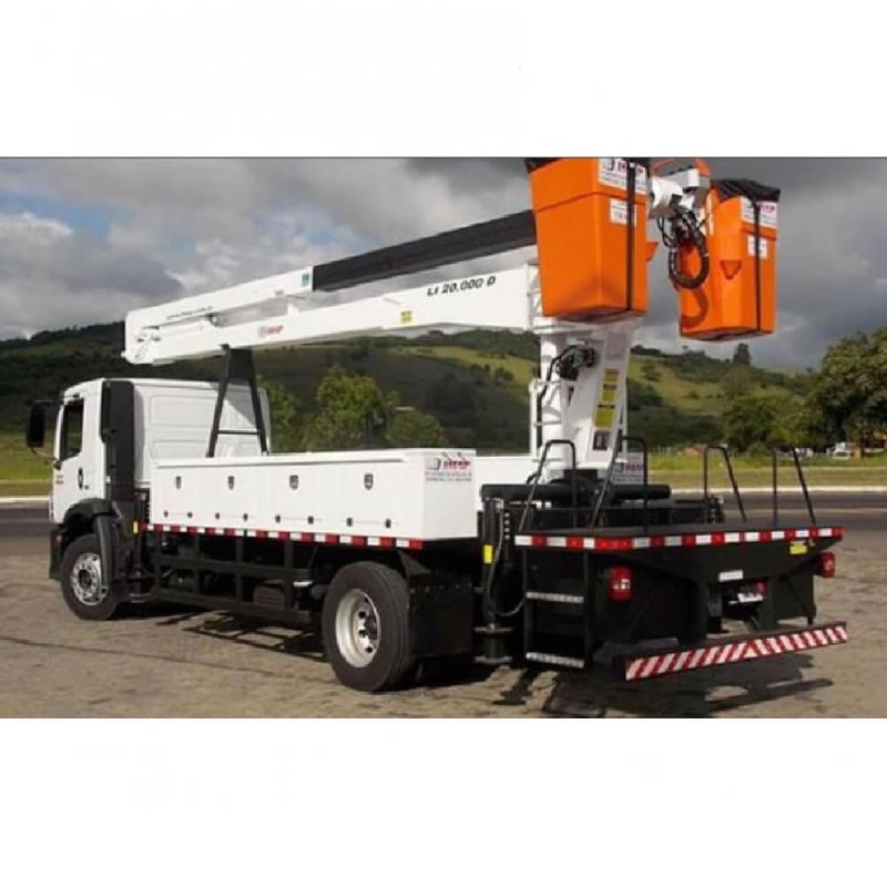 Caminhão com Cesto Aéreo 