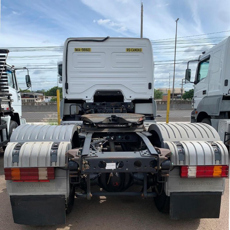 Caminhão MERCEDES BENZ AXOR 2041 CHASSI COMPLETO Ano 2014