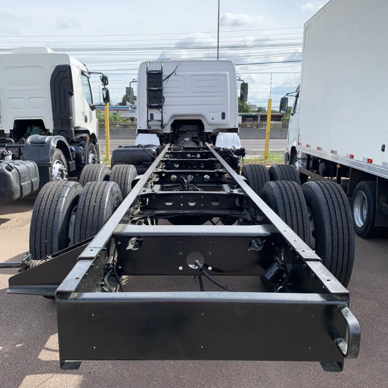 Caminhão MERCEDES BENZ ATEGO 2426 CHASSI Ano 2013