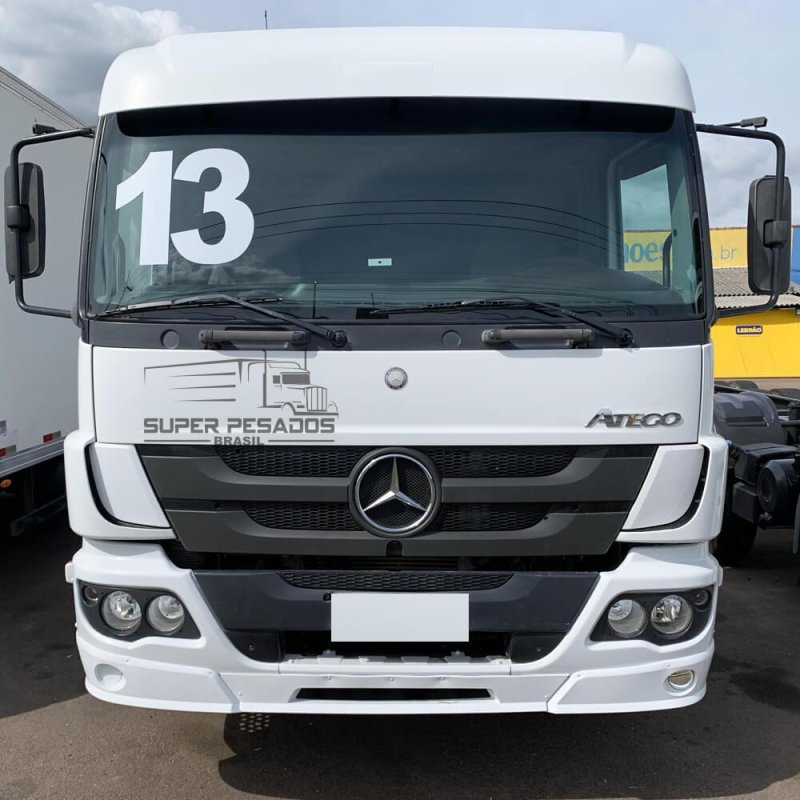 Caminhão MERCEDES BENZ ATEGO 2426 CHASSI Ano 2013