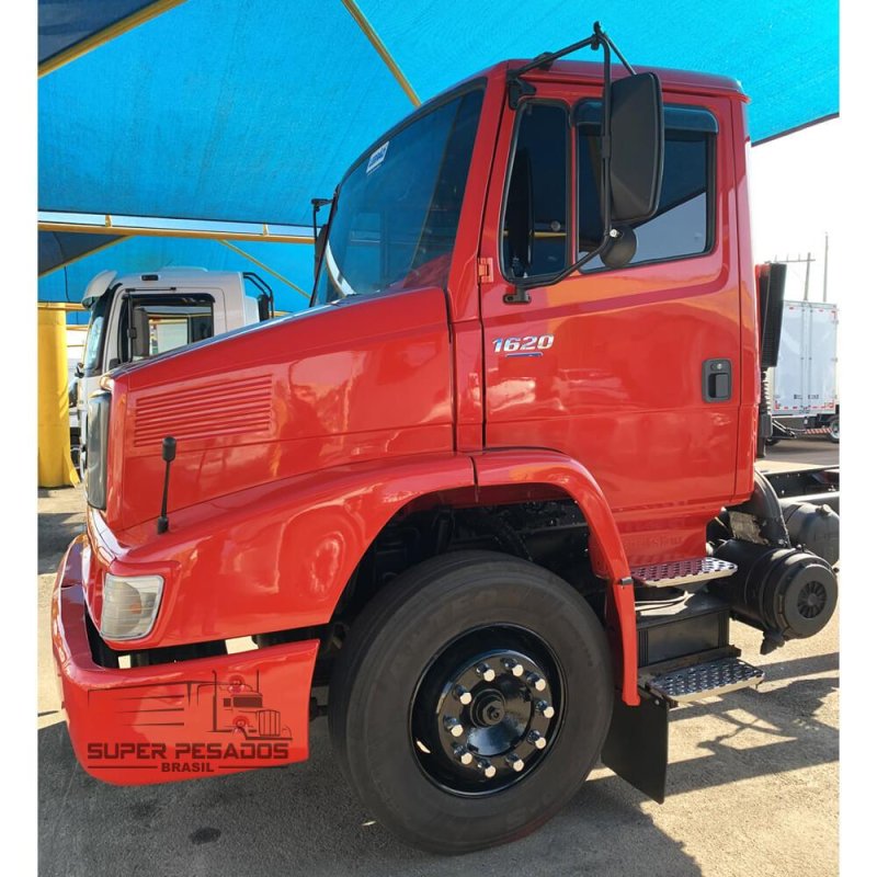 Caminhão MERCEDES BENZ L 1620 CHASSI Ano 2004