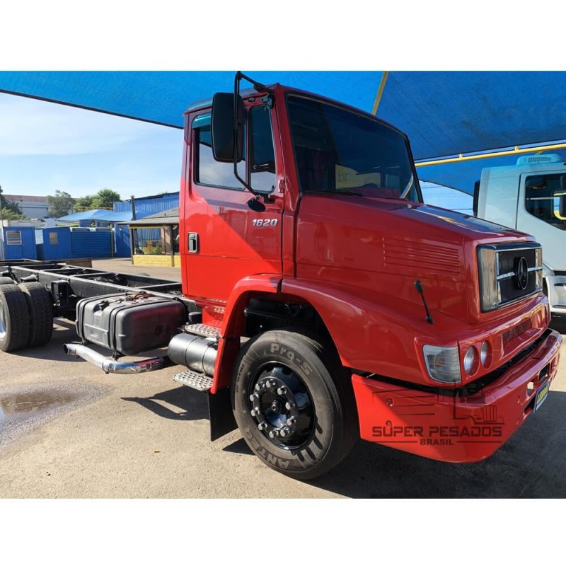 Caminhão MERCEDES BENZ L 1620 CHASSI Ano 2004