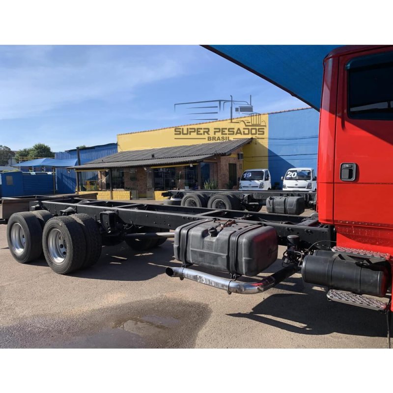 Caminhão MERCEDES BENZ L 1620 CHASSI Ano 2004