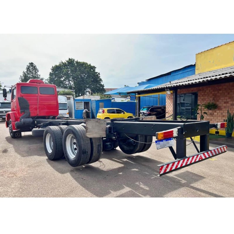 Caminhão MERCEDES BENZ L 1620 CHASSI Ano 2004