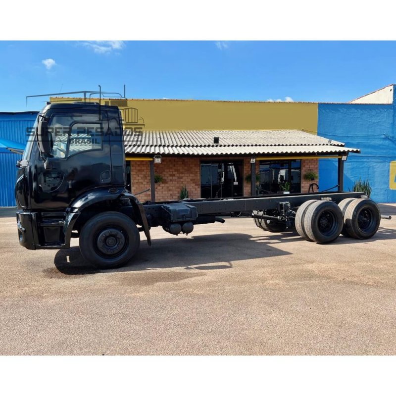Caminhão FORD CARGO 2428 6X2 CHASSI Ano 2012