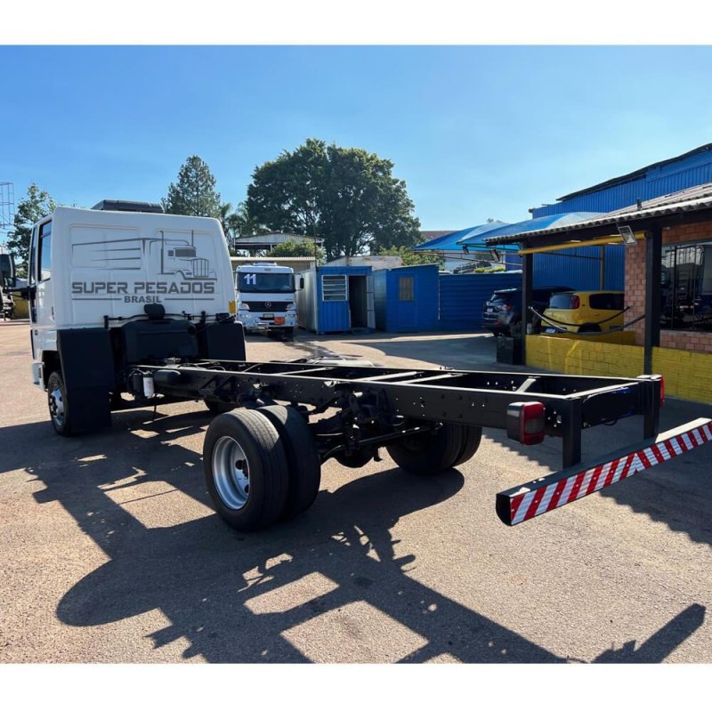 Caminhão FORD CARGO 815e CHASSI Ano 2010