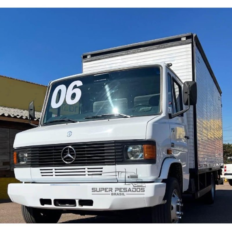 Caminhão MERCEDES BENZ 710 BAÚ SECO Ano 2006