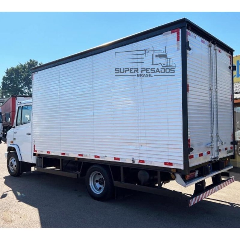 Caminhão MERCEDES BENZ 710 BAÚ SECO Ano 2006