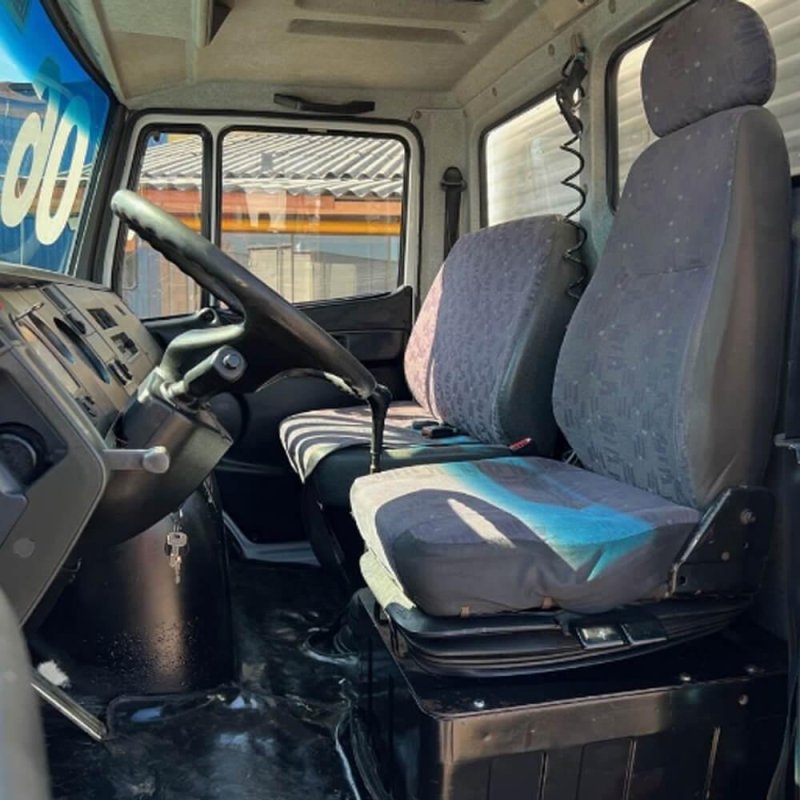 Caminhão MERCEDES BENZ 710 BAÚ SECO Ano 2006