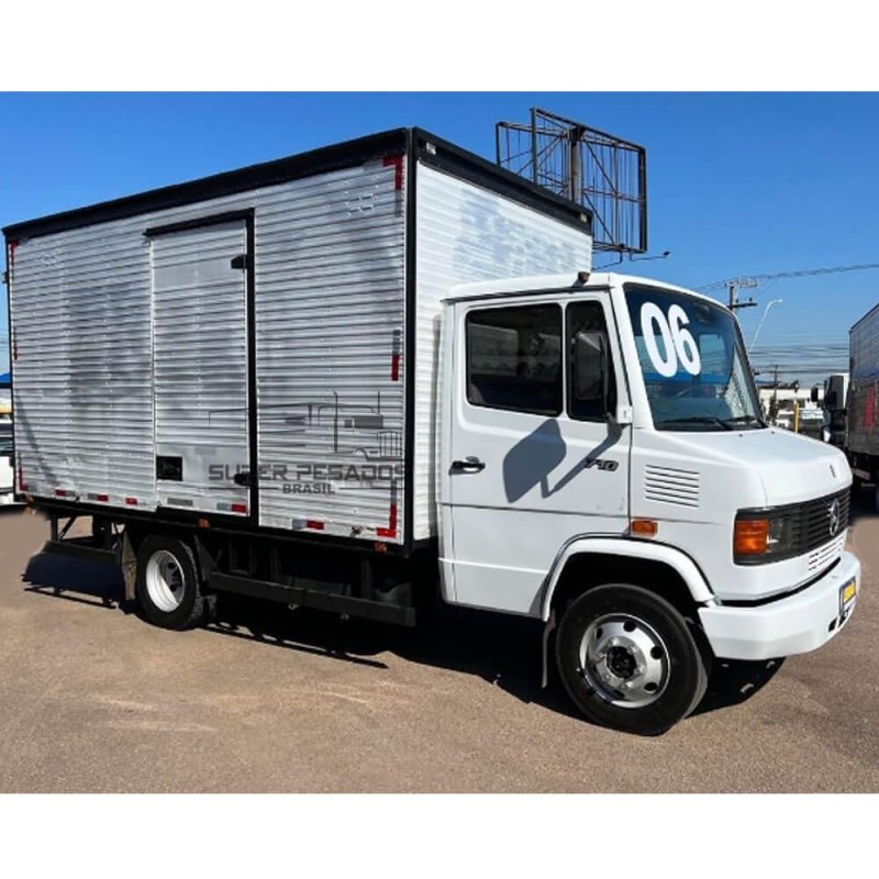 Caminhão MERCEDES BENZ 710 BAÚ SECO Ano 2006