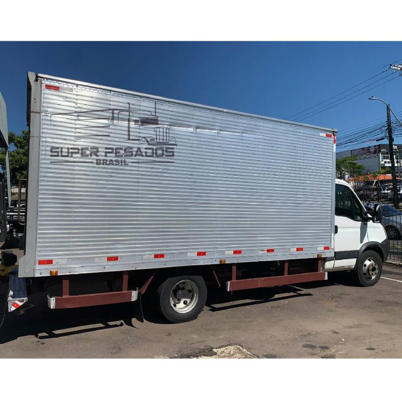 Caminhão IVECO 70C17 BAÚ SECO Ano 2013