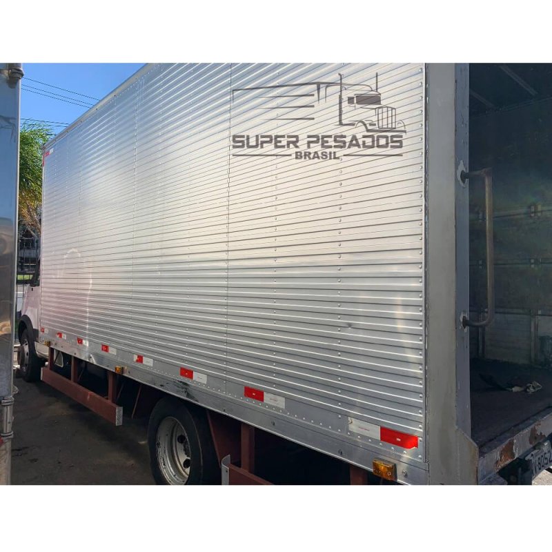 Caminhão IVECO 70C17 BAÚ SECO Ano 2013