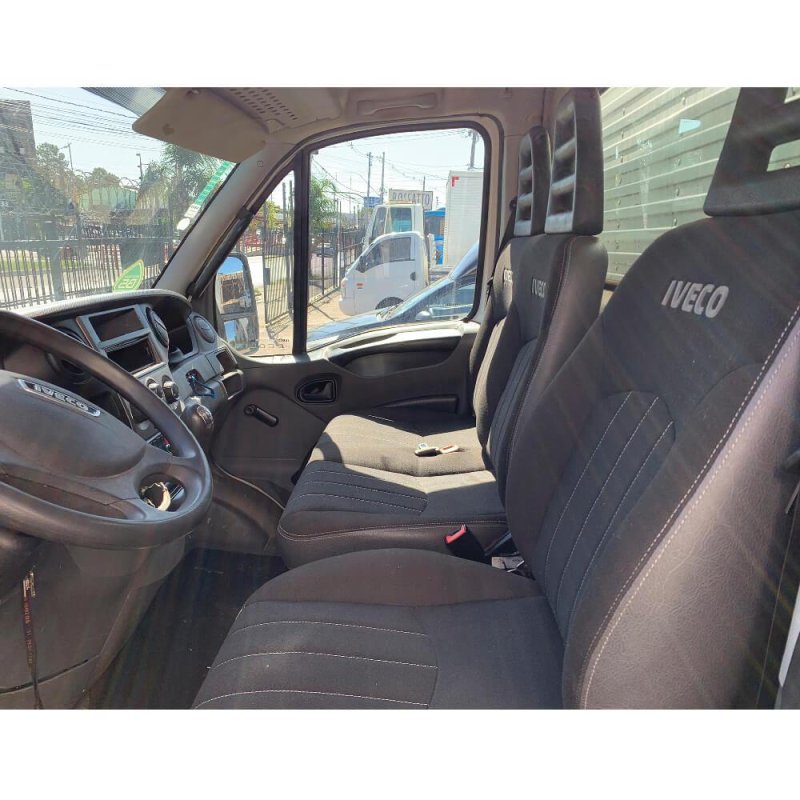 Caminhão IVECO 70C17 BAÚ SECO Ano 2013