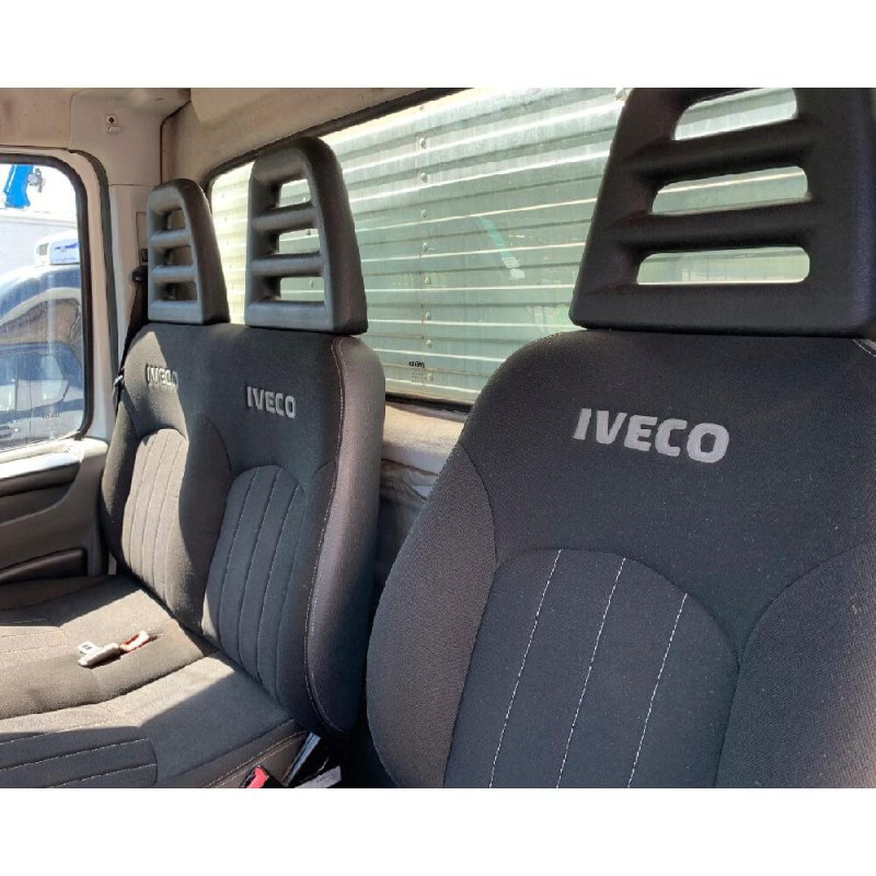 Caminhão IVECO 70C17 BAÚ SECO Ano 2013
