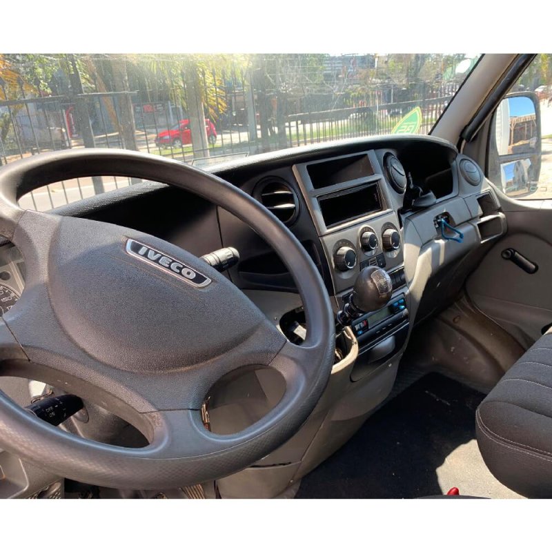 Caminhão IVECO 70C17 BAÚ SECO Ano 2013