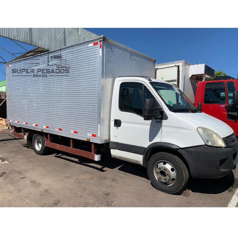 Caminhão IVECO 70C17 BAÚ SECO Ano 2013