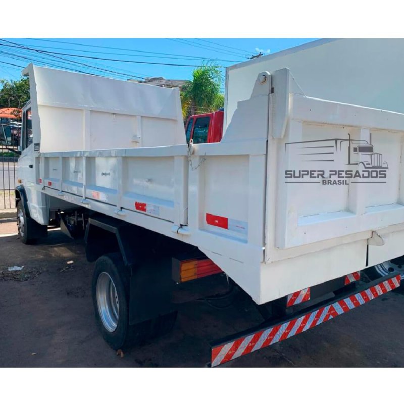 Caminhão MERCEDES BENZ 710 BASCULANTE Ano 2002