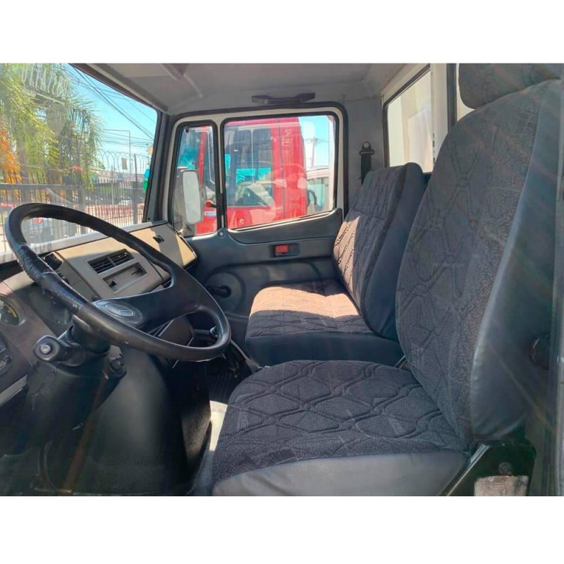 Caminhão MERCEDES BENZ 710 BASCULANTE Ano 2002