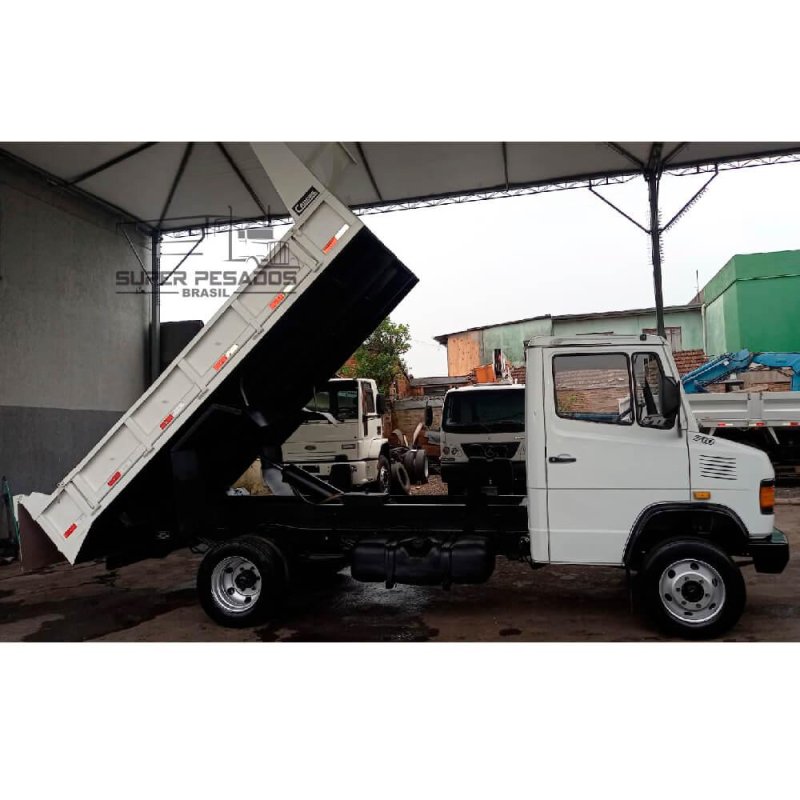 Caminhão MERCEDES BENZ 710 BASCULANTE Ano 2002