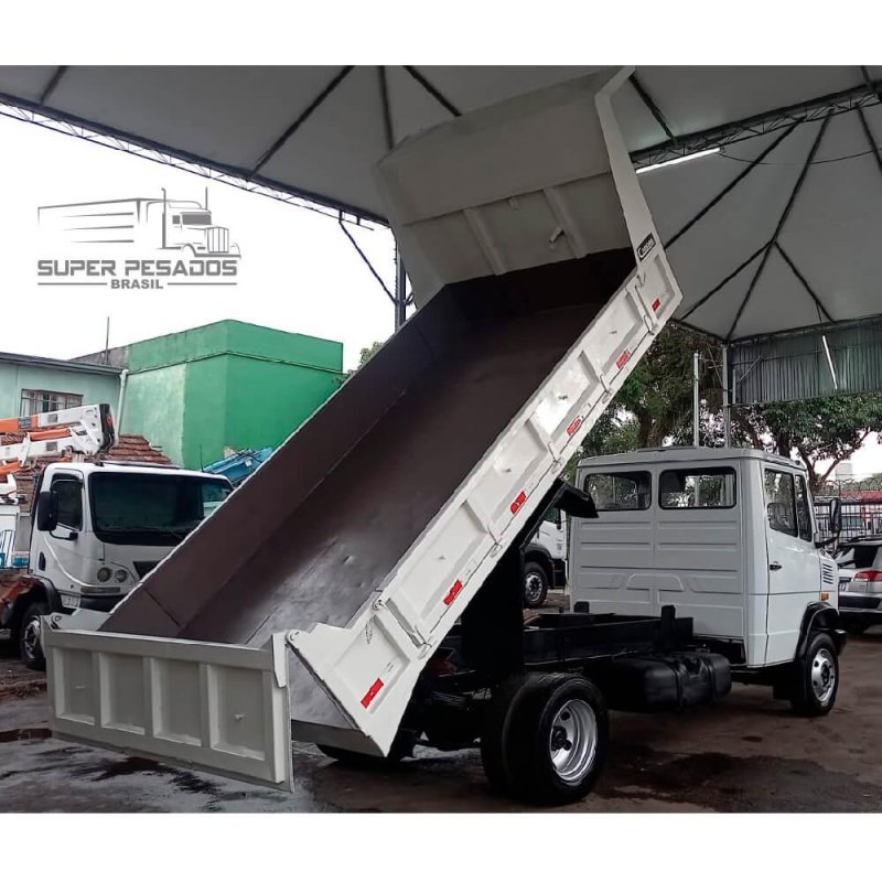 Caminhão MERCEDES BENZ 710 BASCULANTE Ano 2002