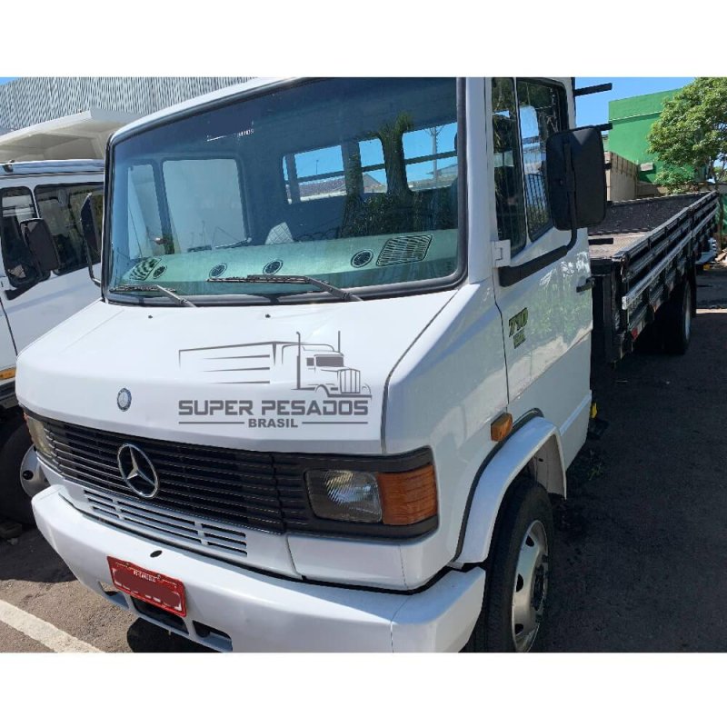 Caminhão MERCEDES BENZ 710 CARROCERIA Ano 2009