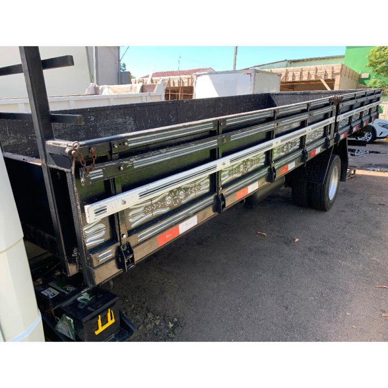 Caminhão MERCEDES BENZ 710 CARROCERIA Ano 2009