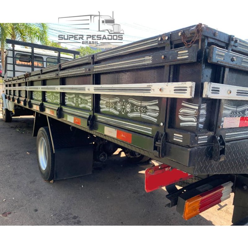 Caminhão MERCEDES BENZ 710 CARROCERIA Ano 2009