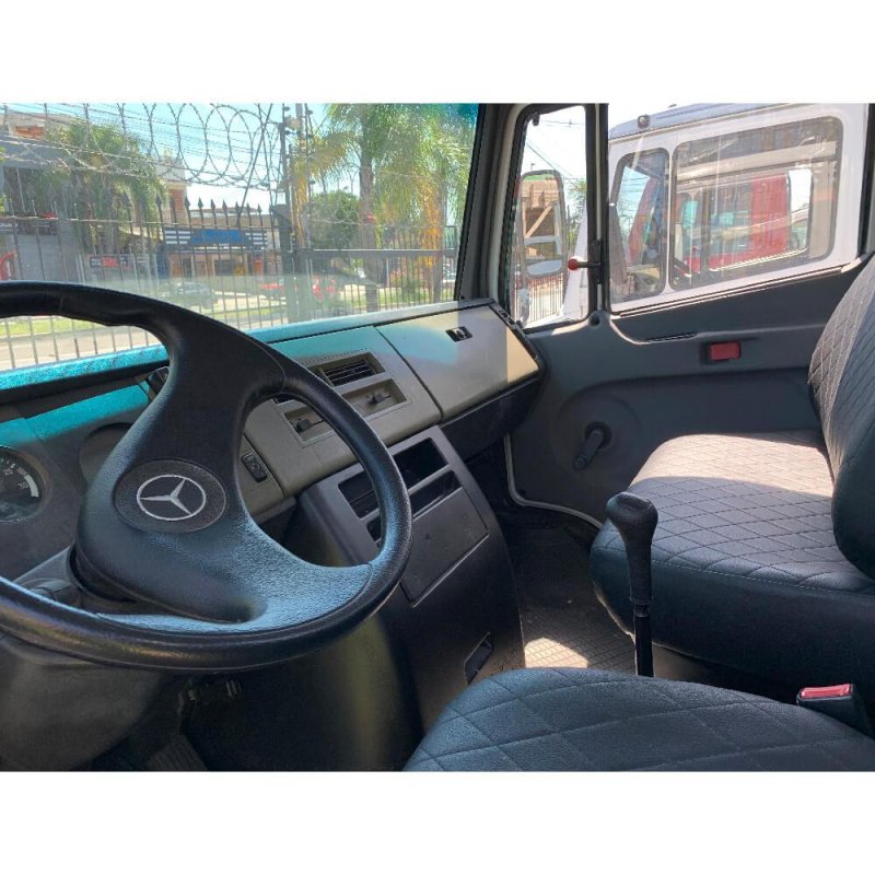 Caminhão MERCEDES BENZ 710 CARROCERIA Ano 2009