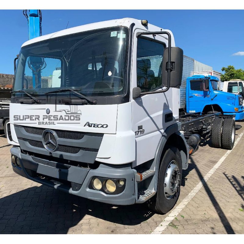 Caminhão MERCEDES BENZ ATEGO 1719 CHASSI Ano 2012
