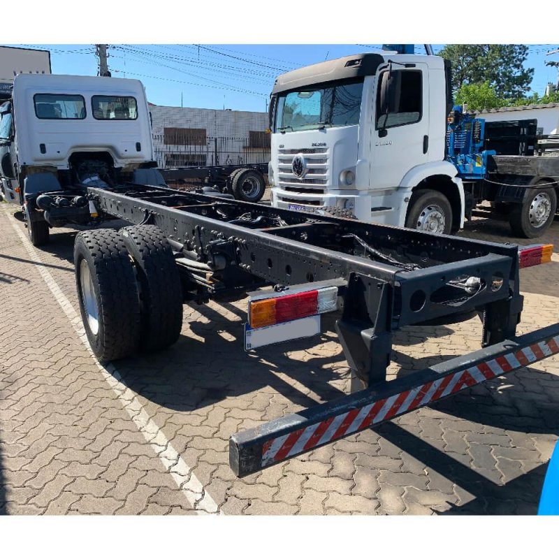 Caminhão MERCEDES BENZ ATEGO 1719 CHASSI Ano 2012