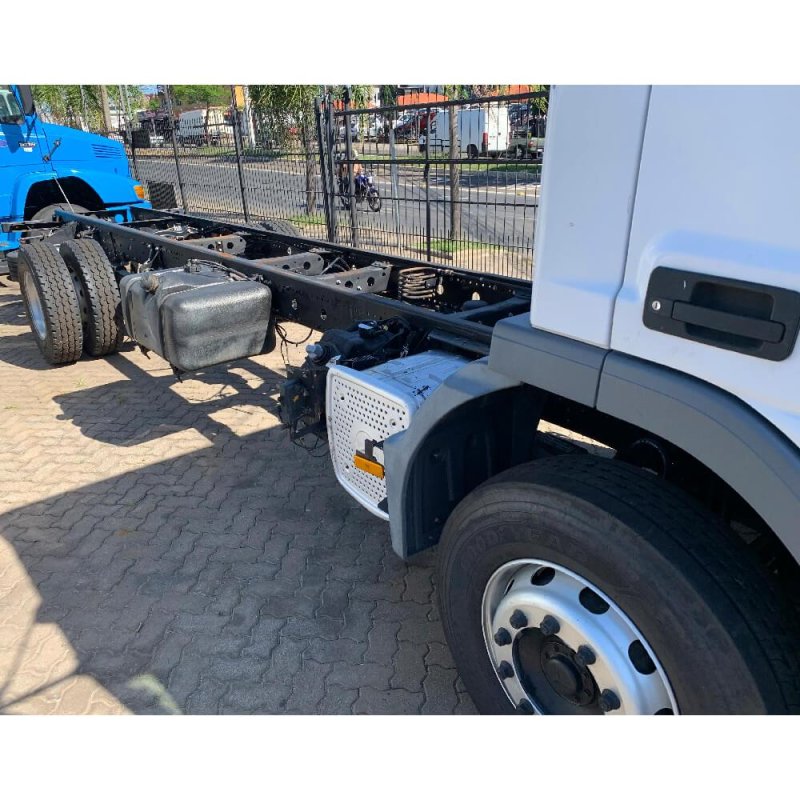 Caminhão MERCEDES BENZ ATEGO 1719 CHASSI Ano 2012