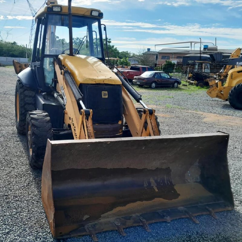 Retroescavadeira JCB 3C PLUS Ano 2011