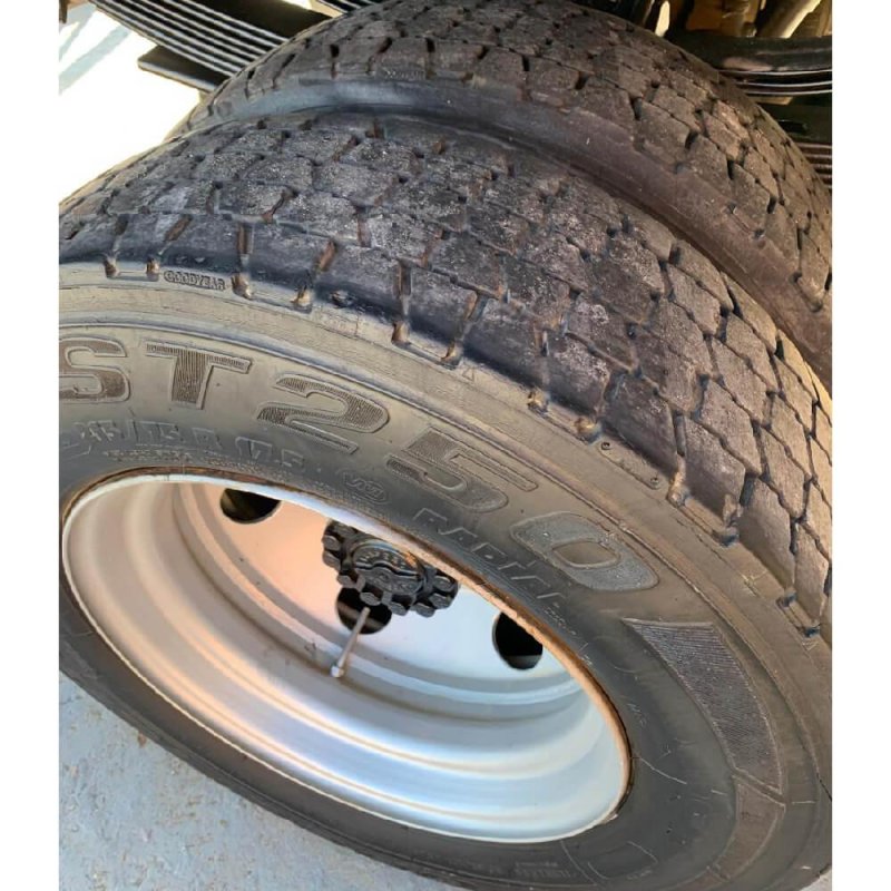 Caminhão FORD CARGO 815E CARROCERIA Ano 2012