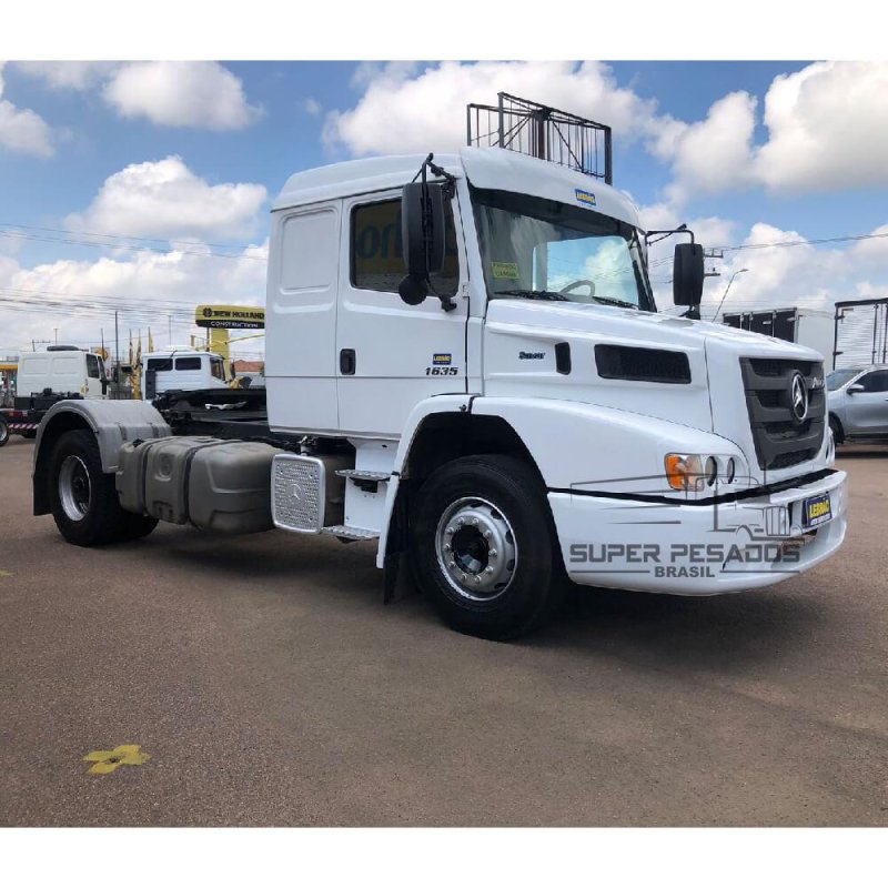 Caminhão MERCEDES BENZ ATRON 1635 4X2 CHASSI Ano 2013