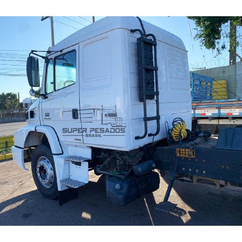 Caminhão MERCEDES BENZ ATRON 1635 4X2 CHASSI Ano 2013