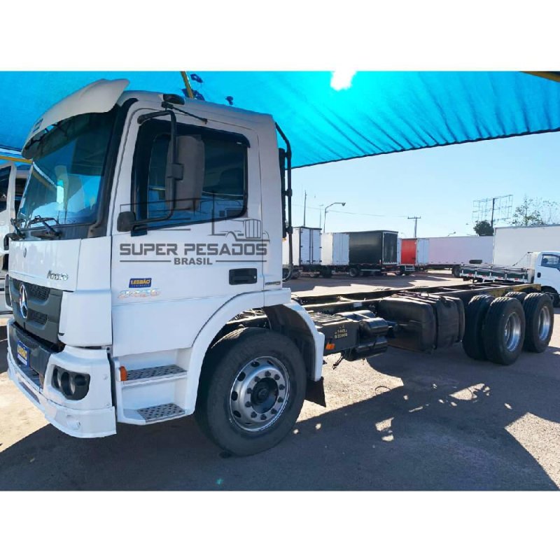Caminhão MERCEDES BENZ ATEGO 2426 6X2 CHASSI Ano 2012