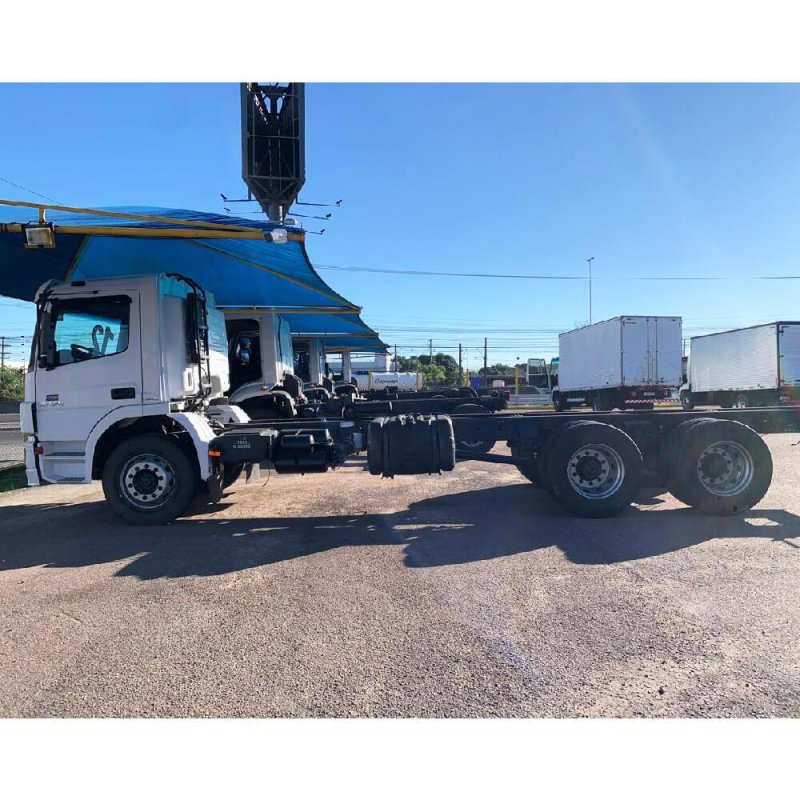 Caminhão MERCEDES BENZ ATEGO 2426 6X2 CHASSI Ano 2012