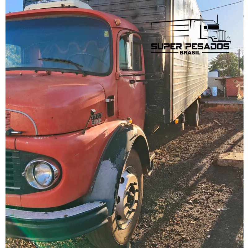 Caminhão Mercedes Benz 1113 Baú Ano 1982