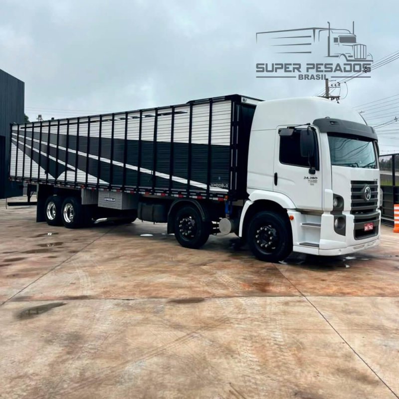 Caminhão VW CONSTELLATION 24.280 8x2 BITRUCK 2015 COM CARROCERIA BOIADEIRA 
