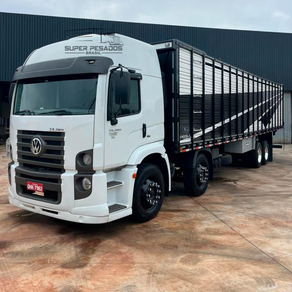 Caminhão VW CONSTELLATION 24.280 8x2 BITRUCK 2015 COM CARROCERIA BOIADEIRA 